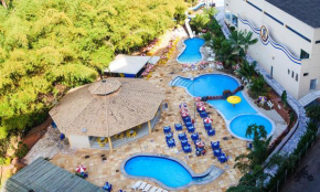 Flat Golden Dolphin Grand Hotel